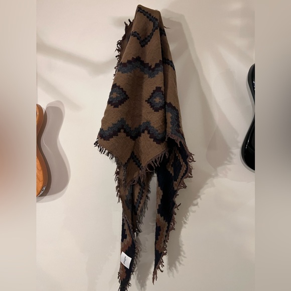 ARITZIA Diamond Mosaic Triangle Scarf - Picture 2 of 4